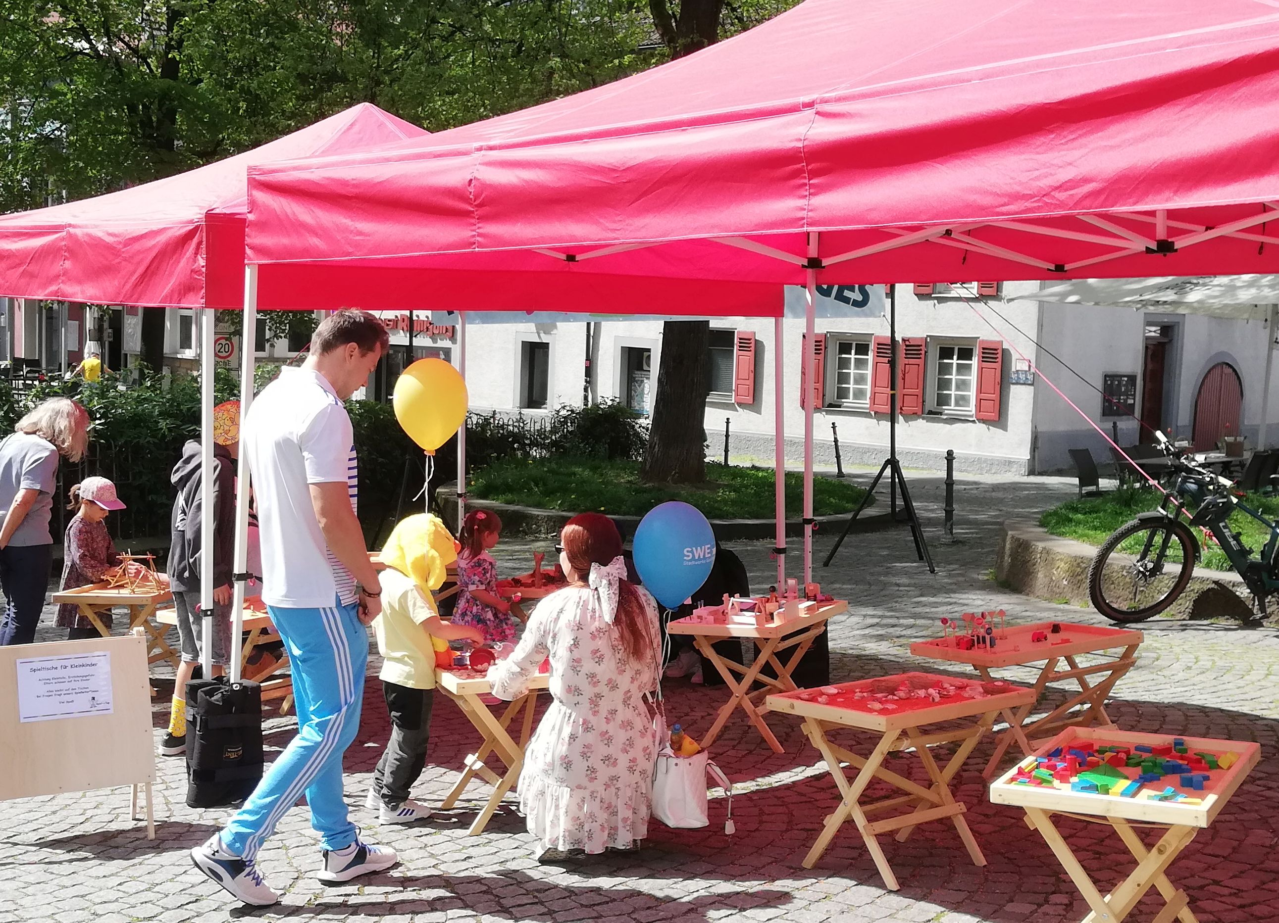 Spieltische für Kleinkinder auf dem Hafenmarkt in Esslingen